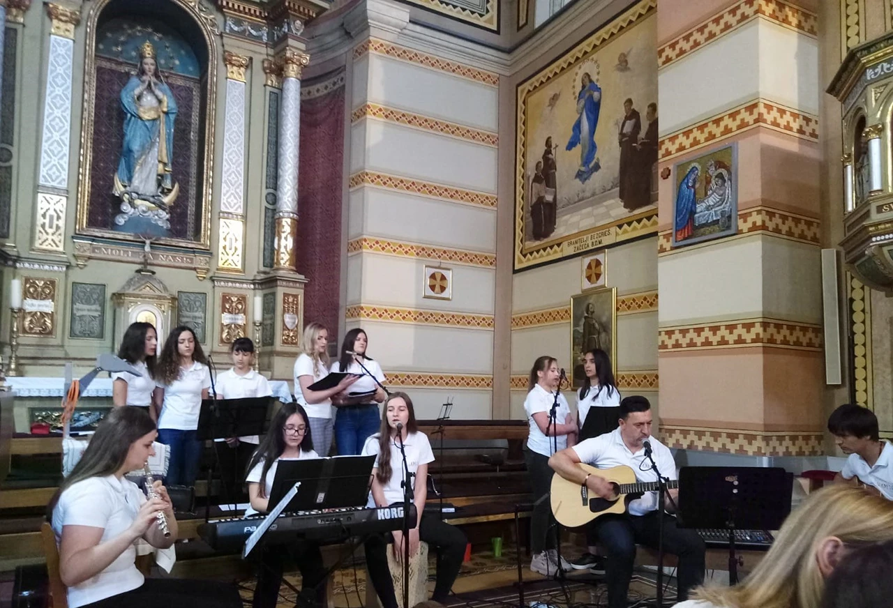 Livnjaci uživali u duhovnoj glazbi zbora VIS Gloria