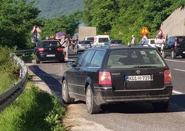 Teža prometna na Bradini - sudar automobila i motora