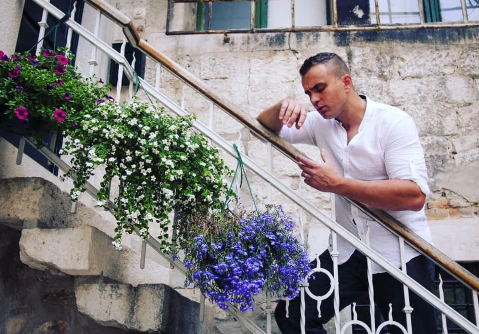Pogledajte novi spot Igora Cukrova za pjesmu 'Ostani'