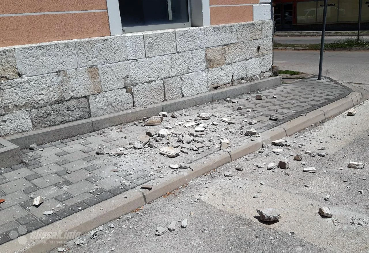 Čapljinci, oprez: Otpadaju fasada i kamenje sa zgrade u središtu grada