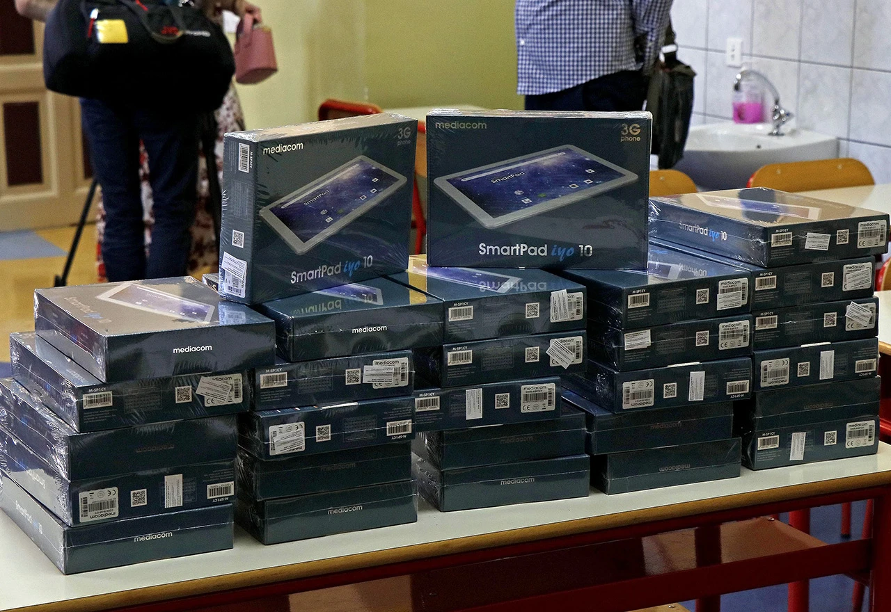 28 tableta donirano mostarskoj Gimnaziji