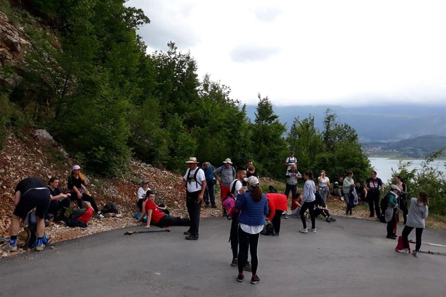 Vozači oprez: Brojni pješaci hodočasnici na cestama u Hercegovini