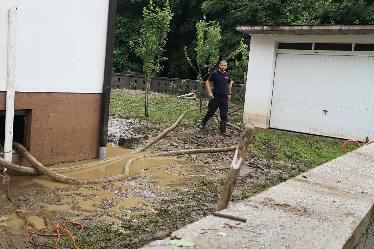 Pomoć stanovništvu poplavljenih područja u Tuzlanskom kantonu