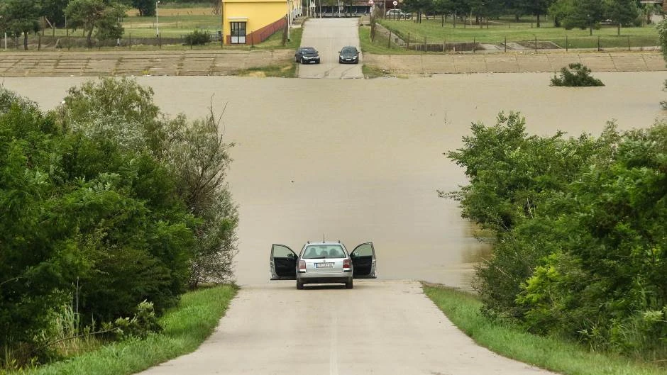 Velike poplave u Srbiji, izvanredna situacija u nekoliko općina