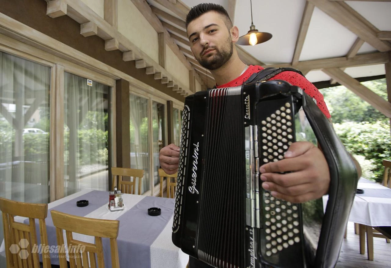 Pozitivna mostarska priča: Skromnost i talent virtuoza na harmonici