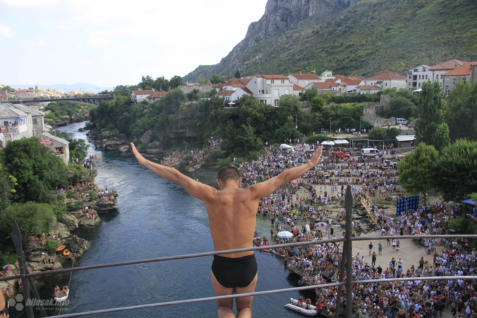 Publika brzo skupila 50 KM pa pljeskom nagradila skok sa Starog mosta