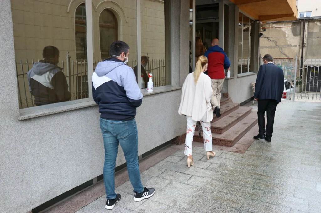 U Sarajevu otvoreno biračko mjesto za izbore u Srbiji