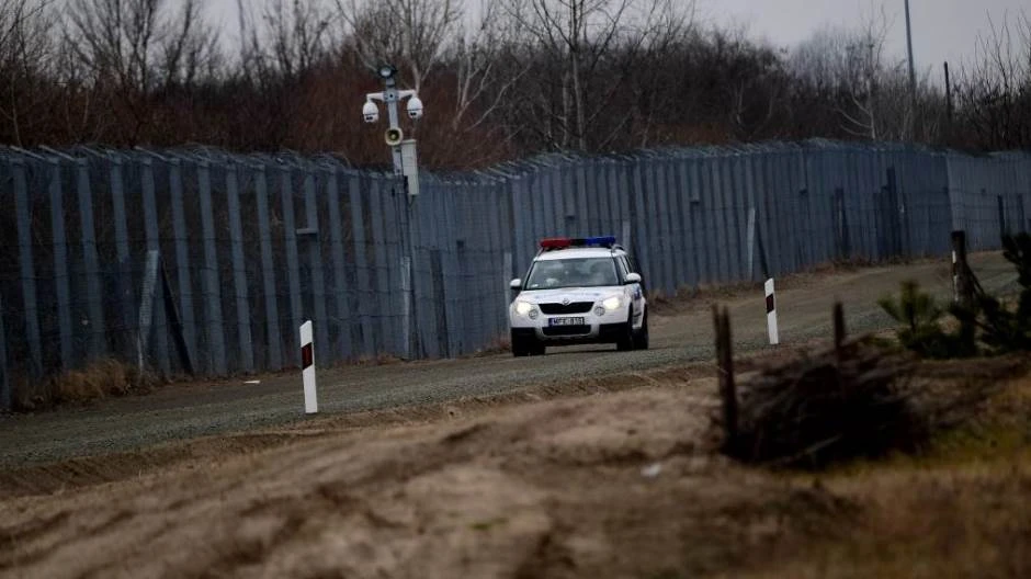 Policija u dvije cisterne otkrila 22 iscrpljena migranta