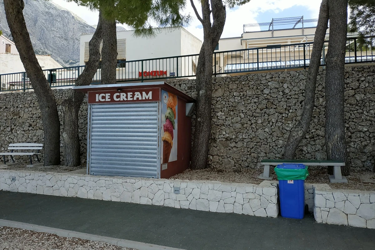 U Baškoj Vodi plaže skoro prazne, cijene u restoranima na razini prošlosezonskih
