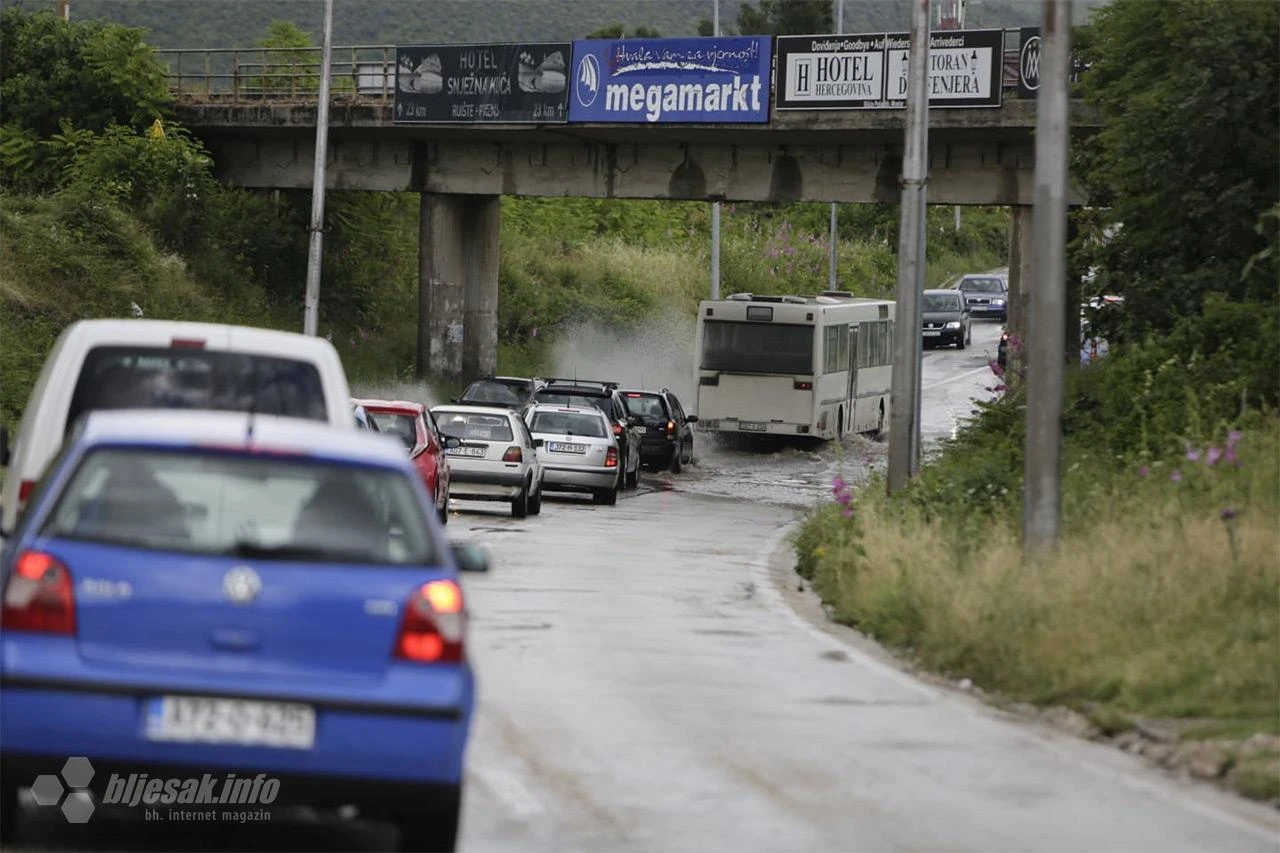 Mostar nakon kiše - zastoji, gužve i snalažljivi vozači