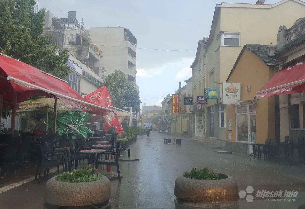 Snažna oluja pogodila Mostar: Razbacane terase, poplavljene ceste, odron prema Raštanima