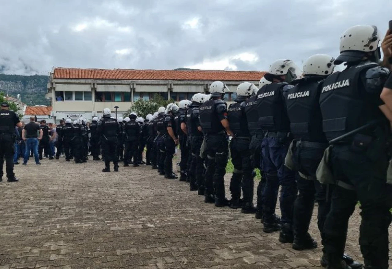 Kaos u Budvi: Grad pod opsadom policije, lete i petarde