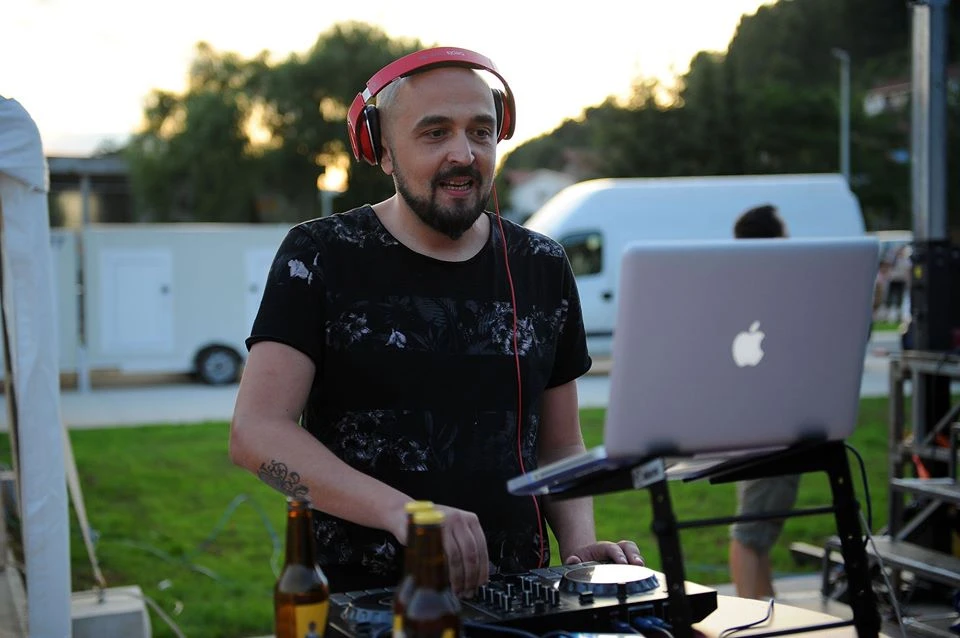 Poslušajte novu baladu Zane i Mayera