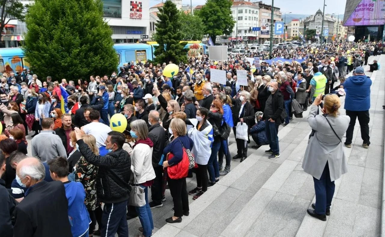 Masovna okupljanja aktivirala epidemiološke bombe u Sarajevu