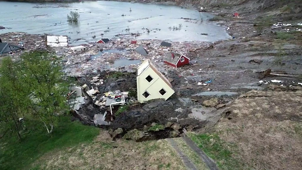Sile prirode: Ogromno klizište odnijelo osam kuća ravno u more