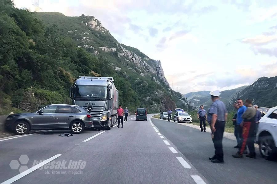 Sudar kamiona i automobila sjeverno od Mostara