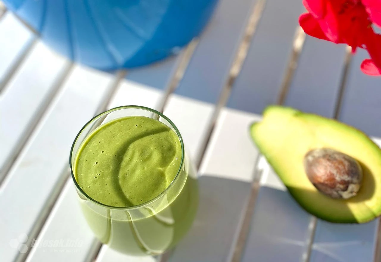 Čarobni ljetni okusi: Tropski zeleni smoothie