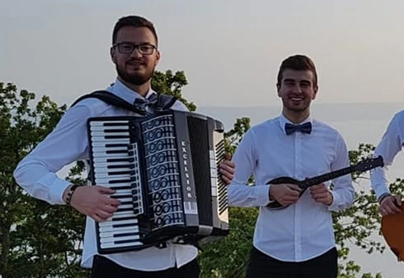 Zovem prijatelje moje: Poslušajte sjajan cover dvojca iz Tomislavgrada