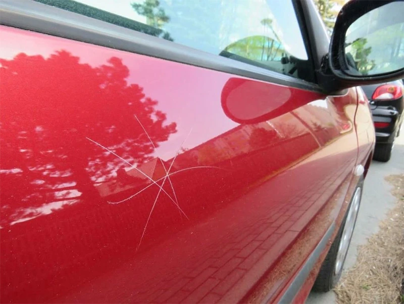 Djevojčica kamenčićem 'oslikala' 37 automobila