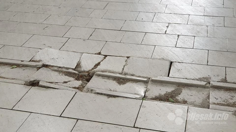 Automobili uništili pločnike na mostarskoj Šetnici
