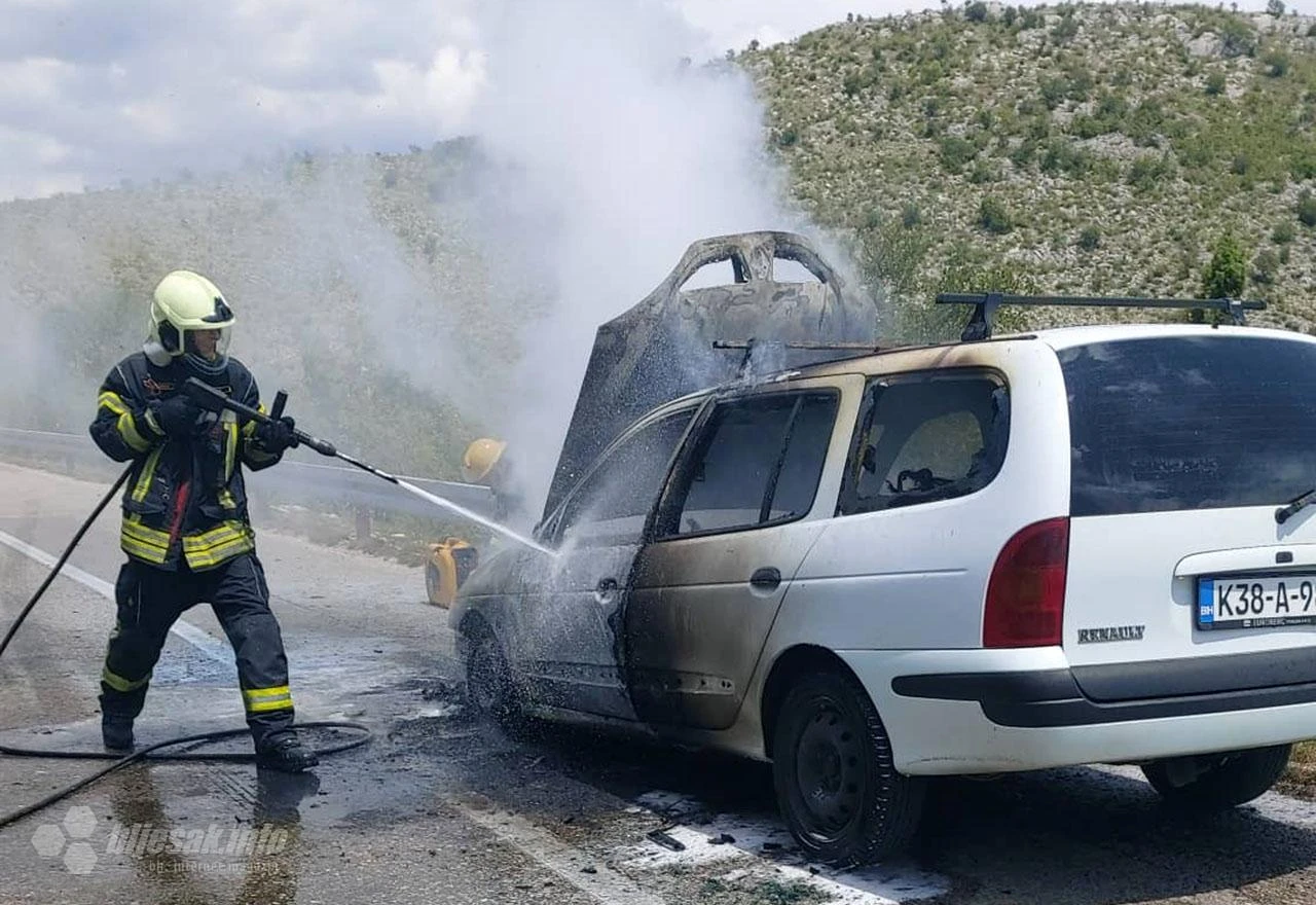 Mostar: Automobil se zapalio u vožnji i izgorio