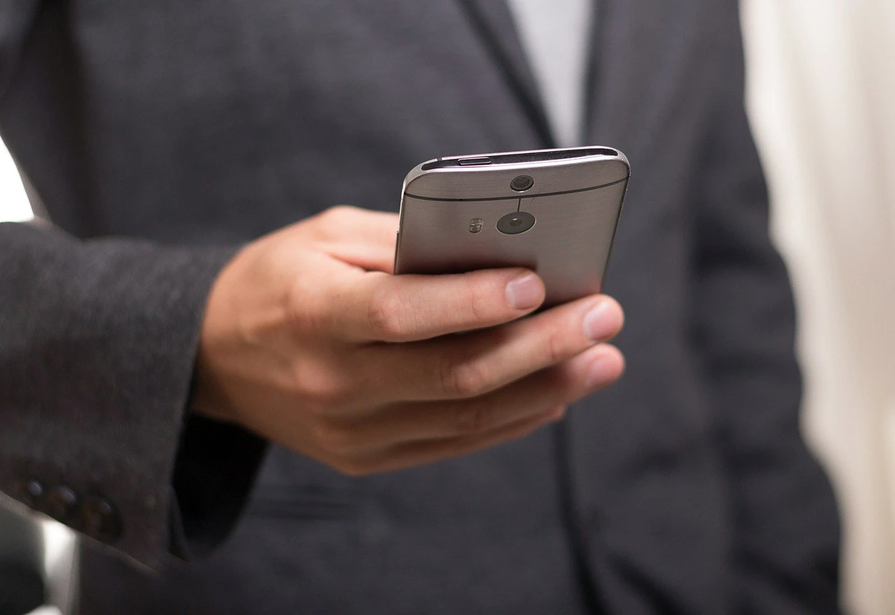 Kako je preko zatvorenih granica Novalićev mobitel prebačen u Austriju?
