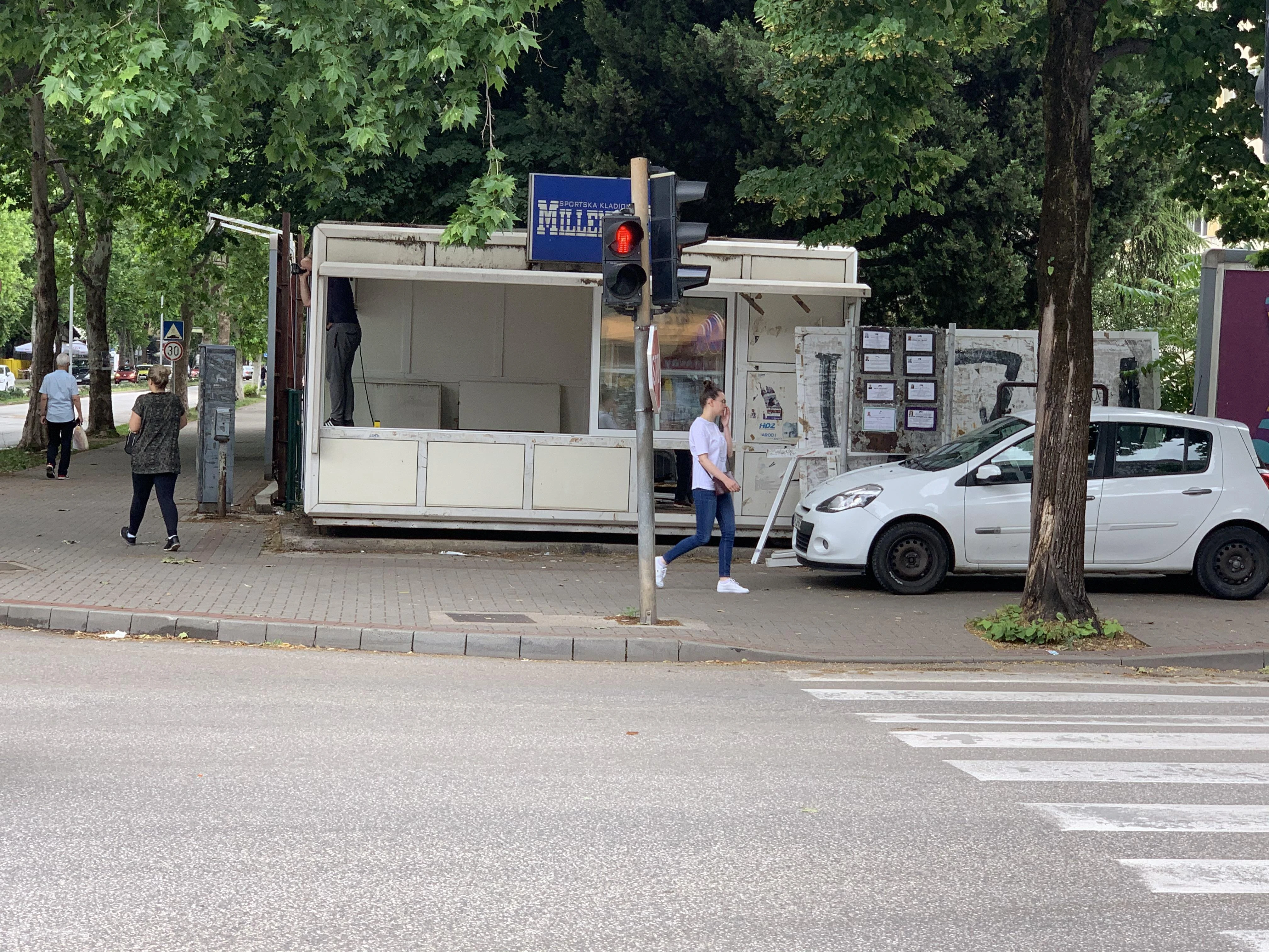 Mostar: Kiosk nije uklonjen, majstor mijenja otvore!