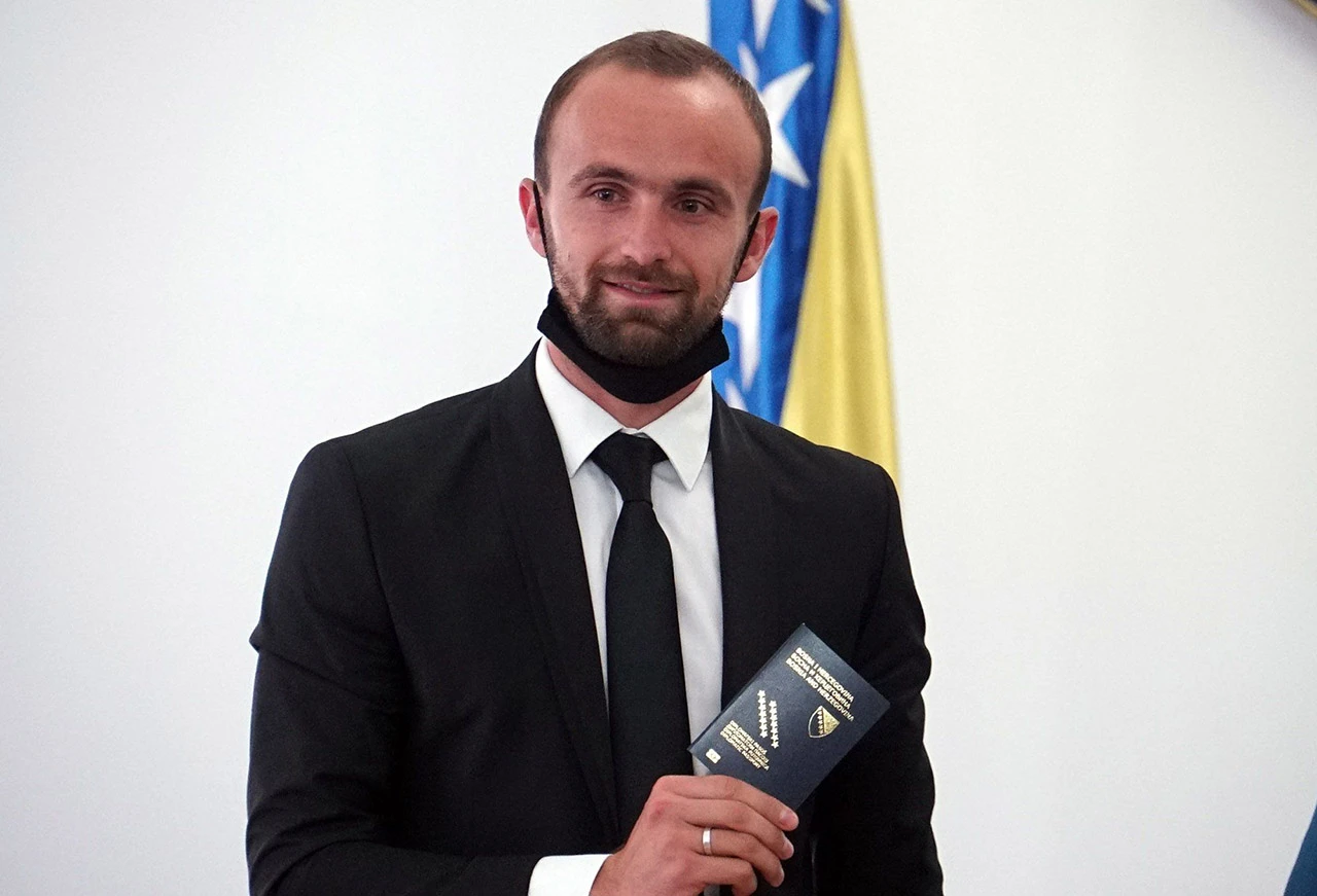  Diplomatska putovnica za Amela Tuku