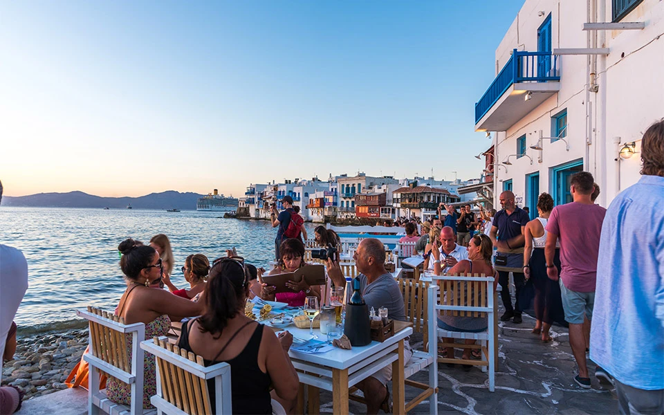 Grčka plaća smještaj zaraženim turistima