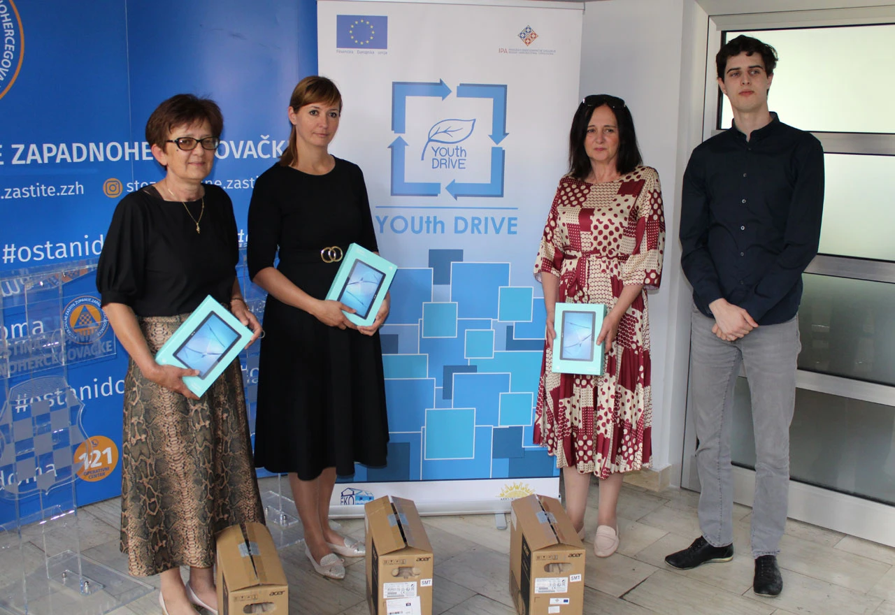 Projektori i tableti za učenike u ŽZH