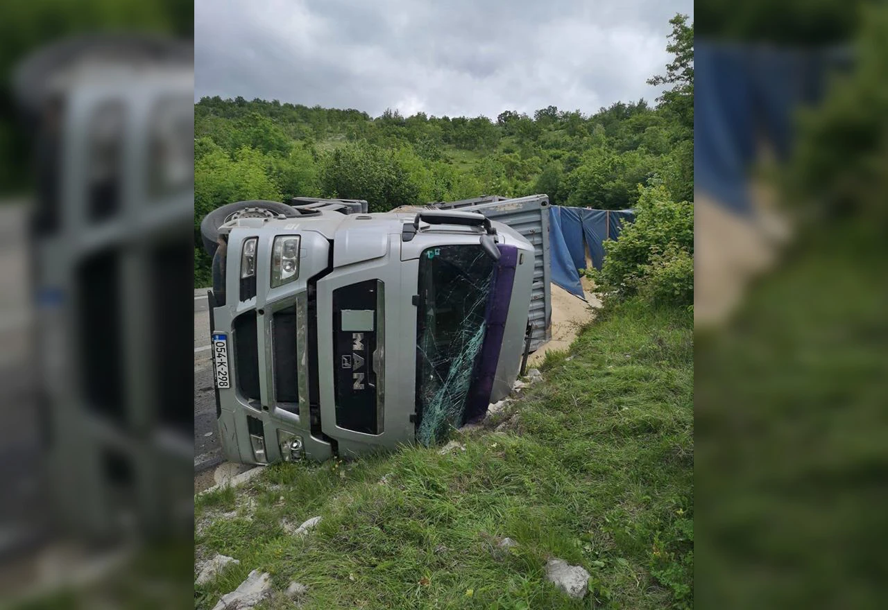 Livno: Vozač teže ozlijeđen u prevrtanju kamiona