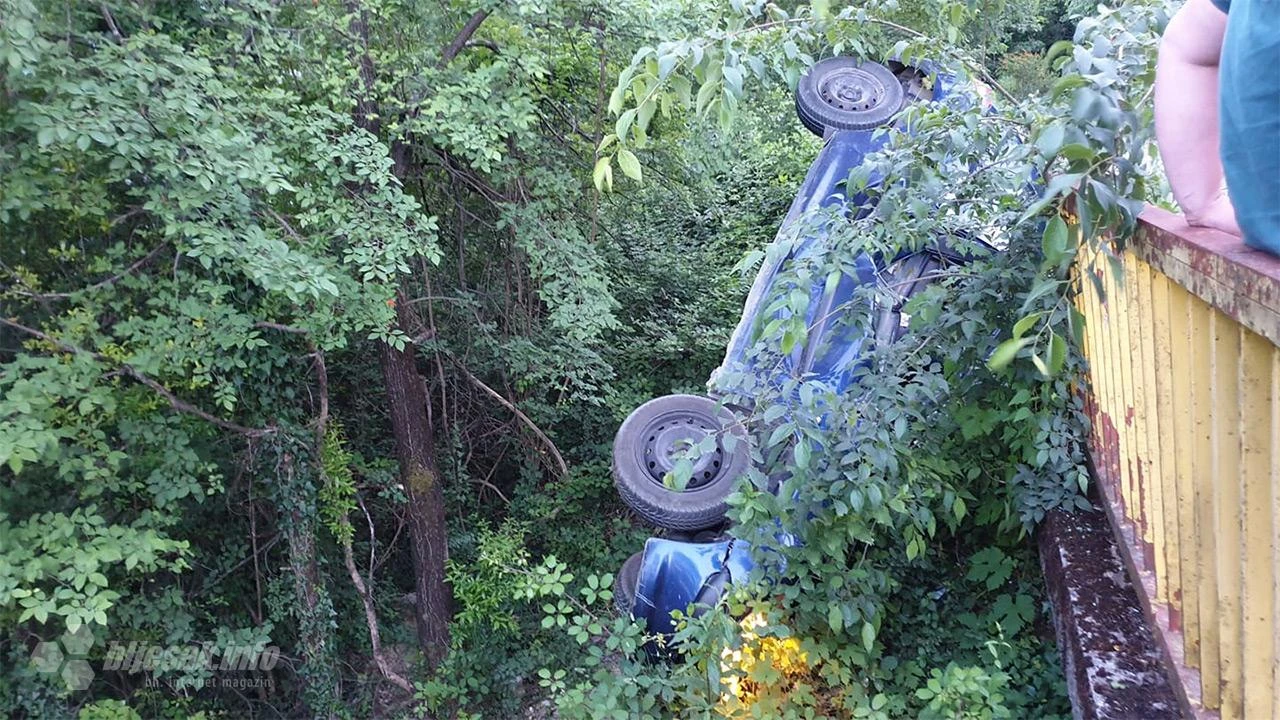 Raštani- Vojno: Peugeot završio na krovu, vozač prebačen na CUM