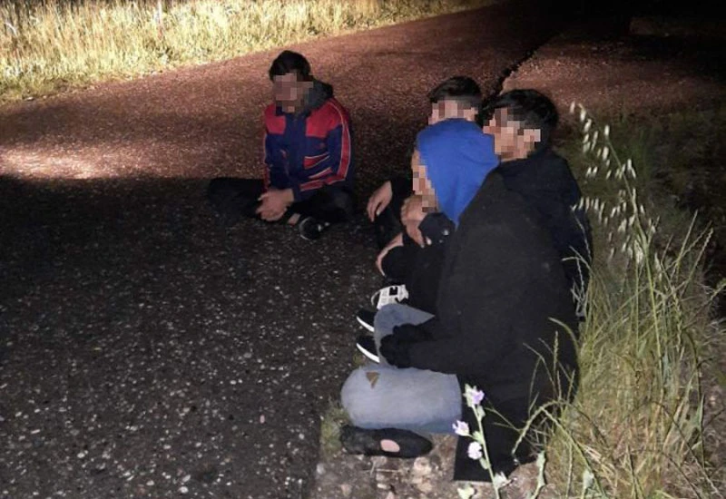Pokušao prokrijumčariti pet migranata u Subaru