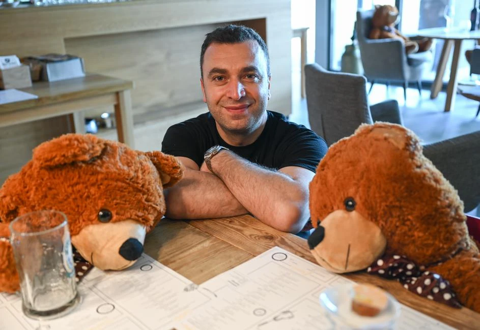 Plišani medvjedi kao društvo za stolom 