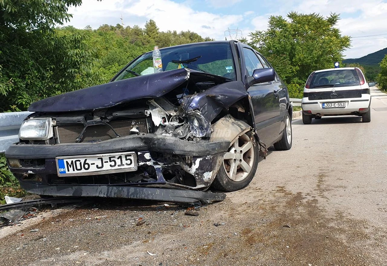 Hodbina: Težak sudar Mercedesa i Volkswagena; dvoje ozlijeđenih