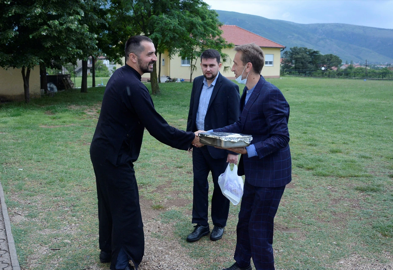Imami povodom Bajrama počastili mjesnog paroha u Mostaru