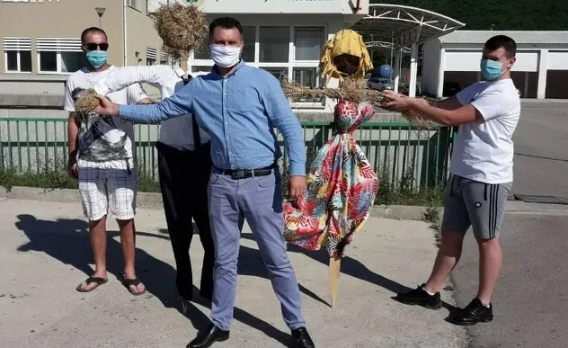 Ministrica i inspektor kao strašila na deponiji Uborak