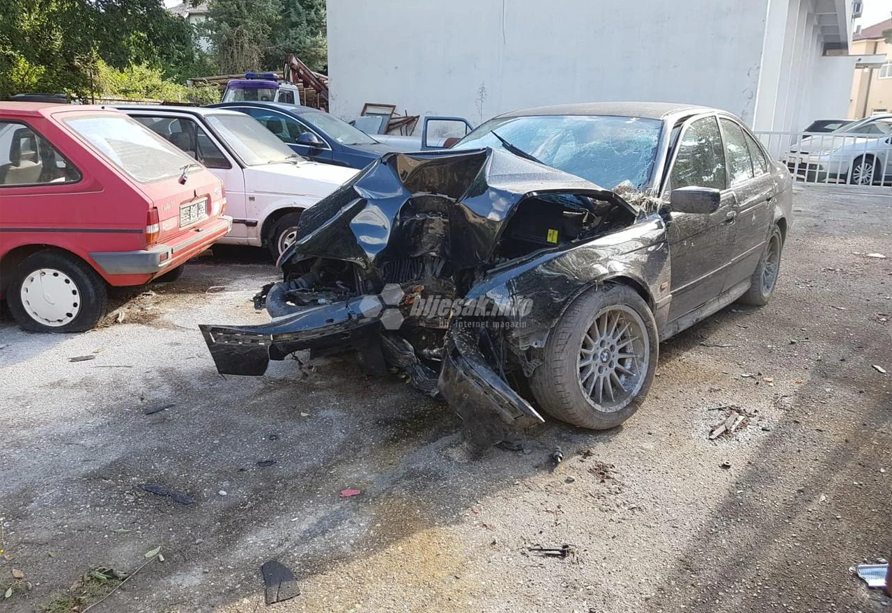 BMW smrskan nakon što je udario u drvo u Čapljini