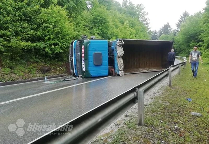 Sklizak kolnik ''kumovao'' prevratanju kamiona
