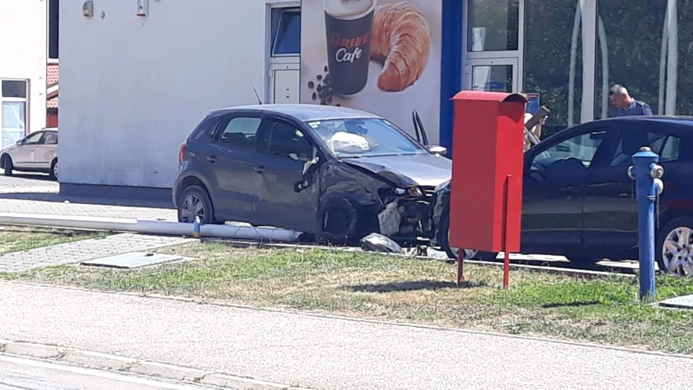 Čapljina: Automobilom uletio u benzinsku pumpu