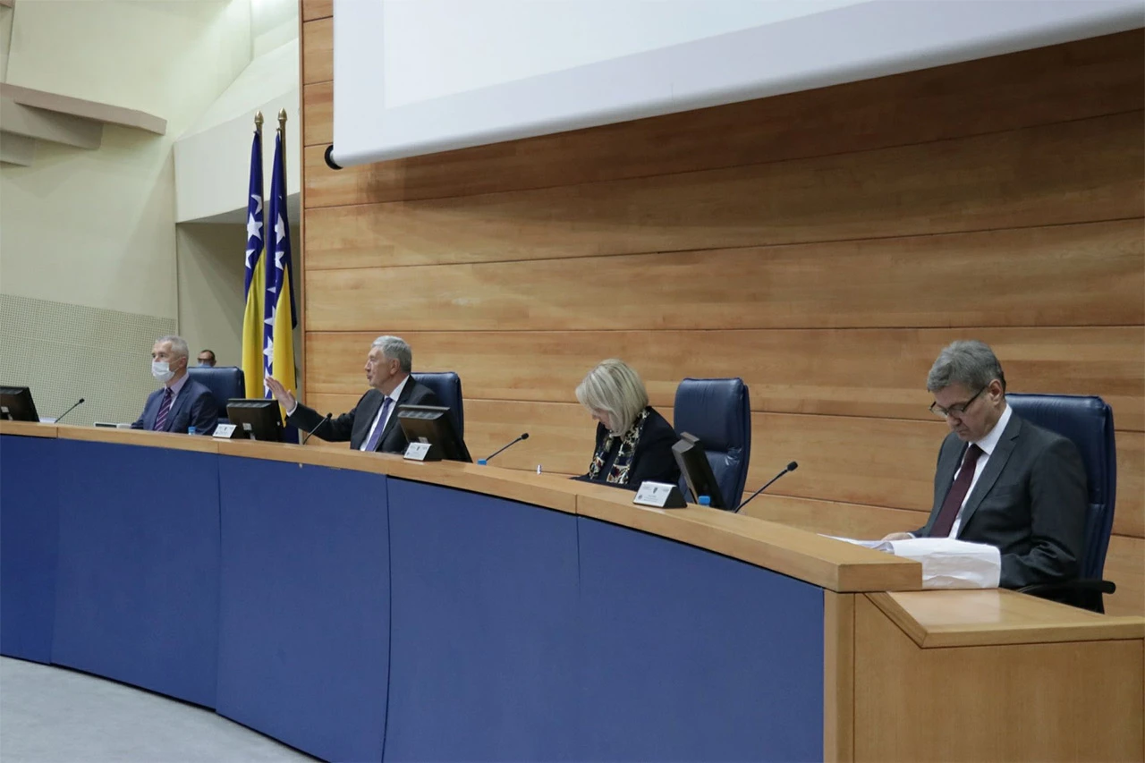 Prijedlog smanjenja plaća bh. dužnosnika izazvao raspravu u Parlamentu 
