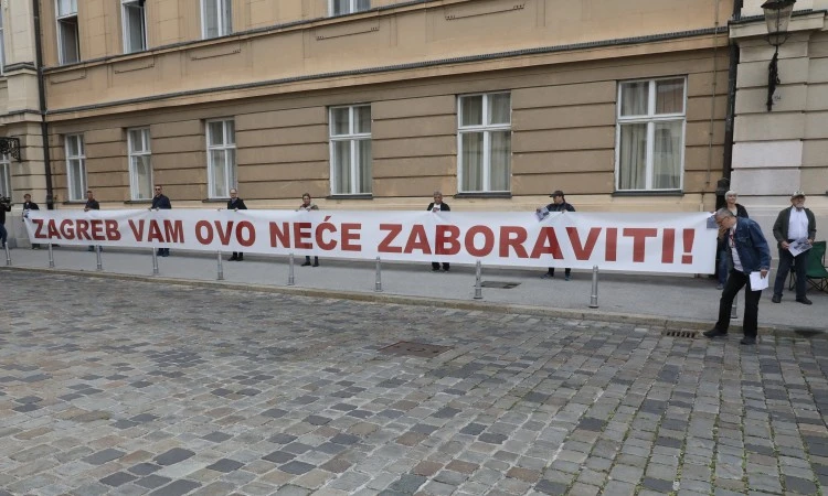 Prosvjednici ispred Sabora izviždali zastupnike, traže zakon o obnovi Zagreba
