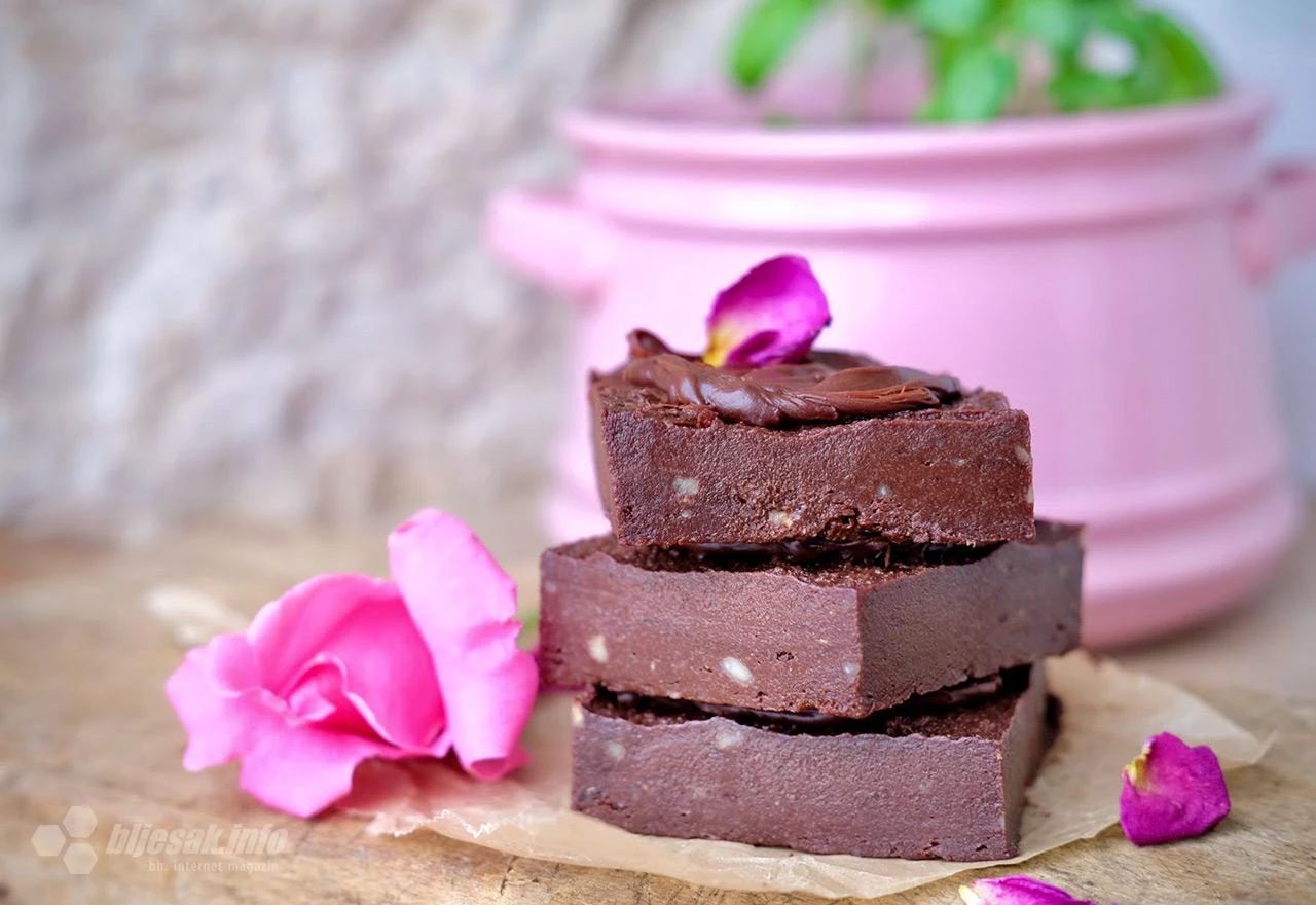 Super čokoladni raw brownie. Poželjet ćete još!