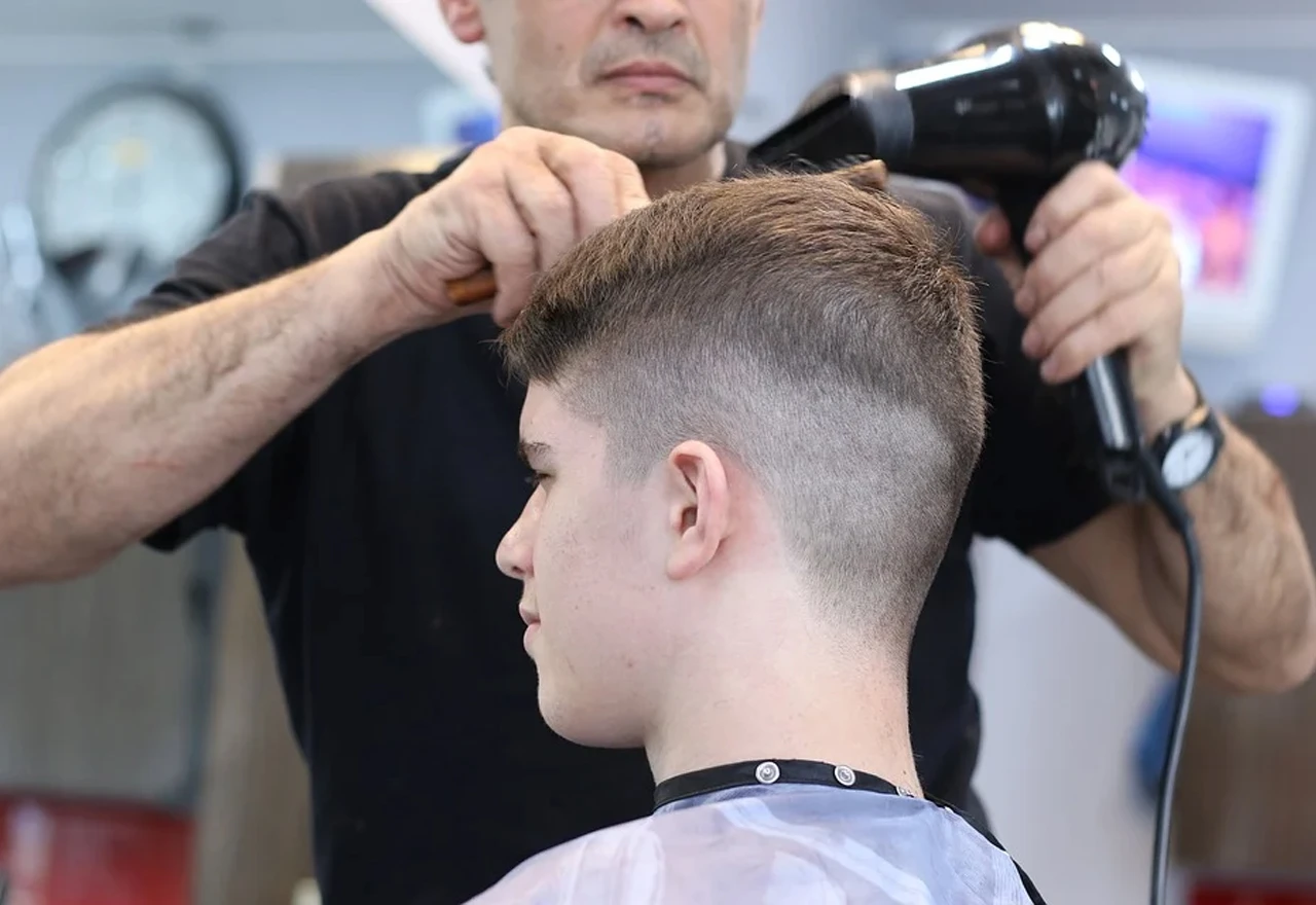 Frizer koji je šišao mušterije tijekom zabrane pozitivan na koronavirus