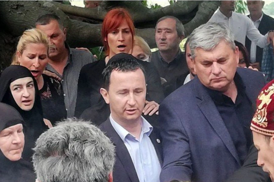 Gradonačelnik Trebinja ne nosi masku, sudjeluje na skupu s više od 50 osoba