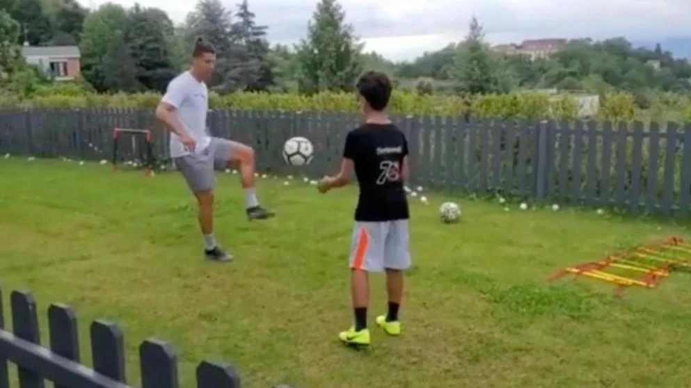 Cristiano Ronaldo u karanteni marljivo vježba sa sinom u dvorištu