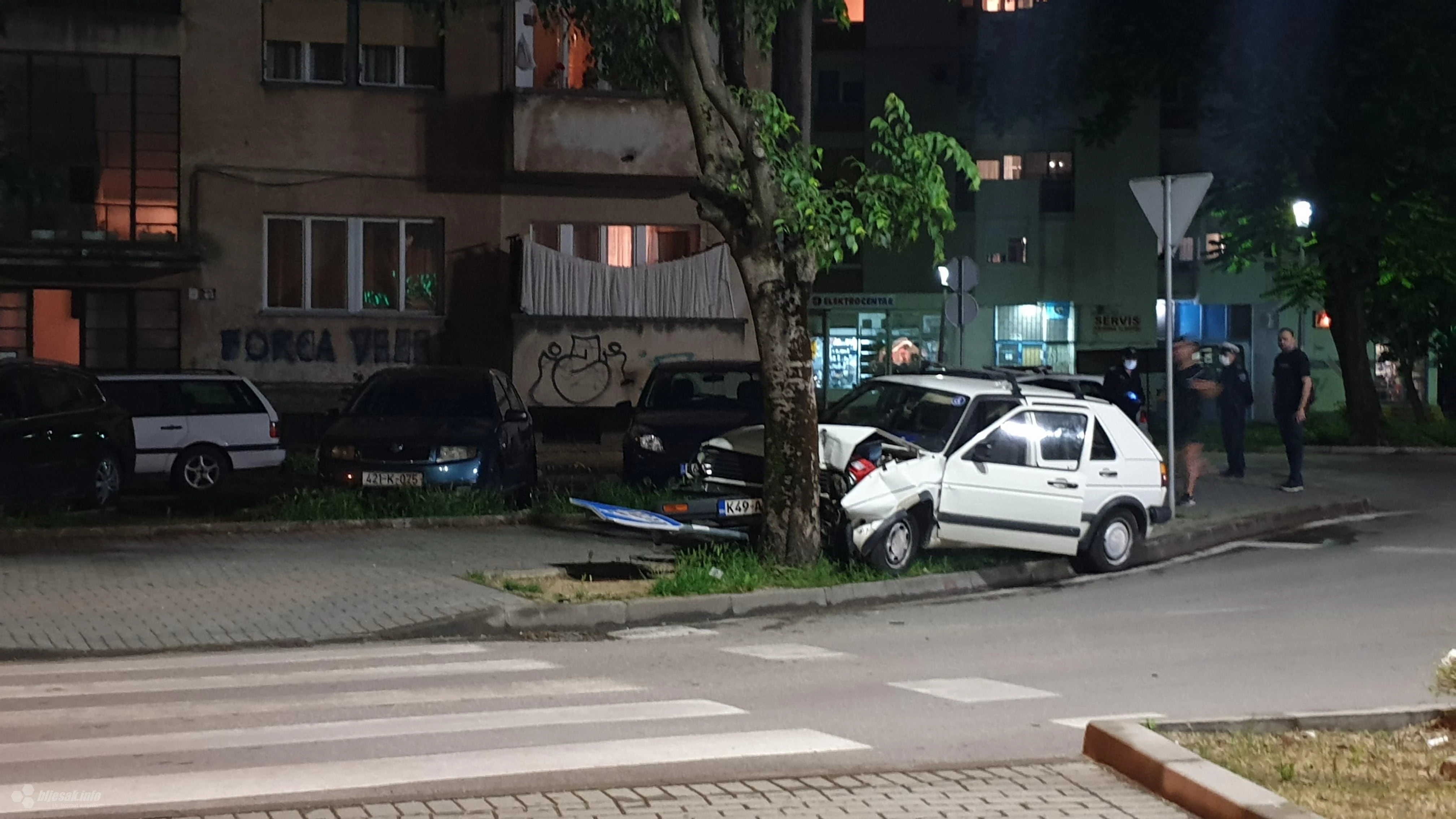 Mostar: Udario Golfom u stablo