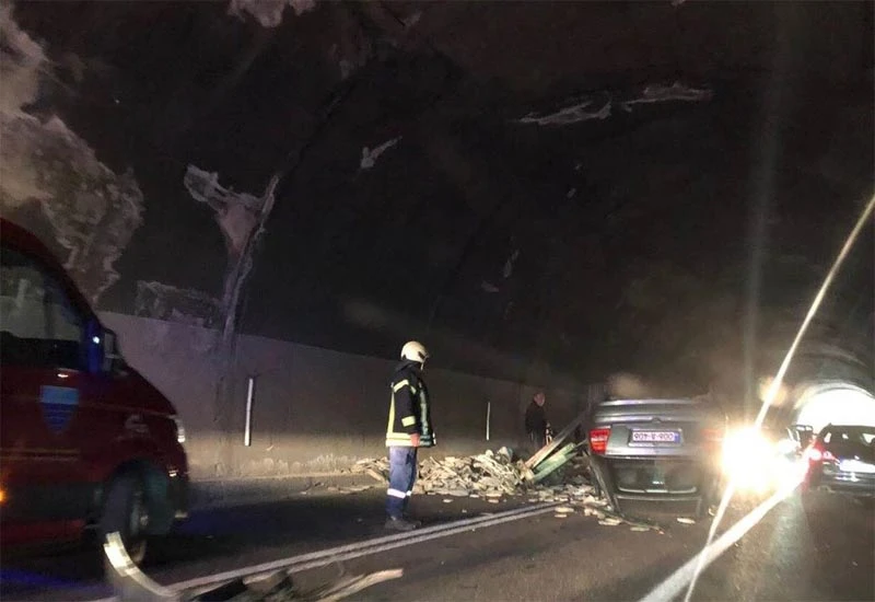 Troje ozlijeđenih u sudaru automobila i traktora u tunelu