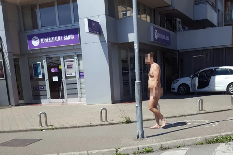 Gradom se šetao muškarac bez odjeće