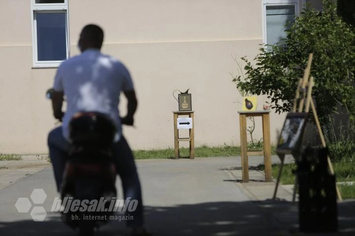 U Mostaru priređena 'drive view' izložba